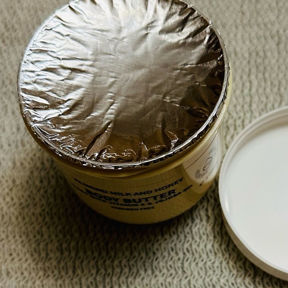 LOVERY CREAM. ALMOND MILK AND HONEY - Picture 4 of 8